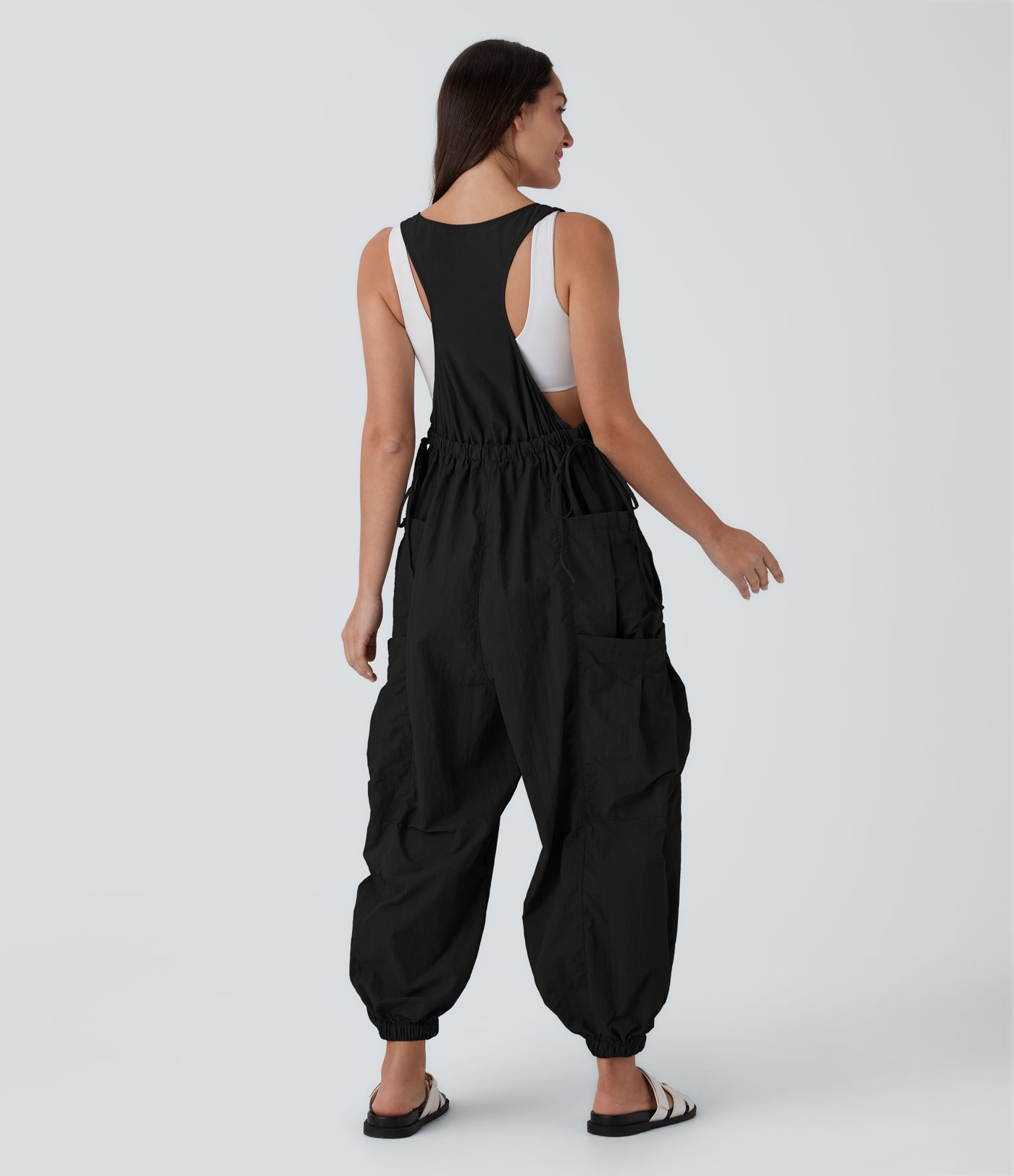 Volný overal s výstřihem do V bez rukávů se stahovací šňůrkou a kapsami