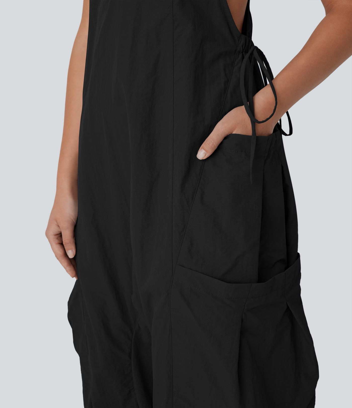 Volný overal s výstřihem do V bez rukávů se stahovací šňůrkou a kapsami