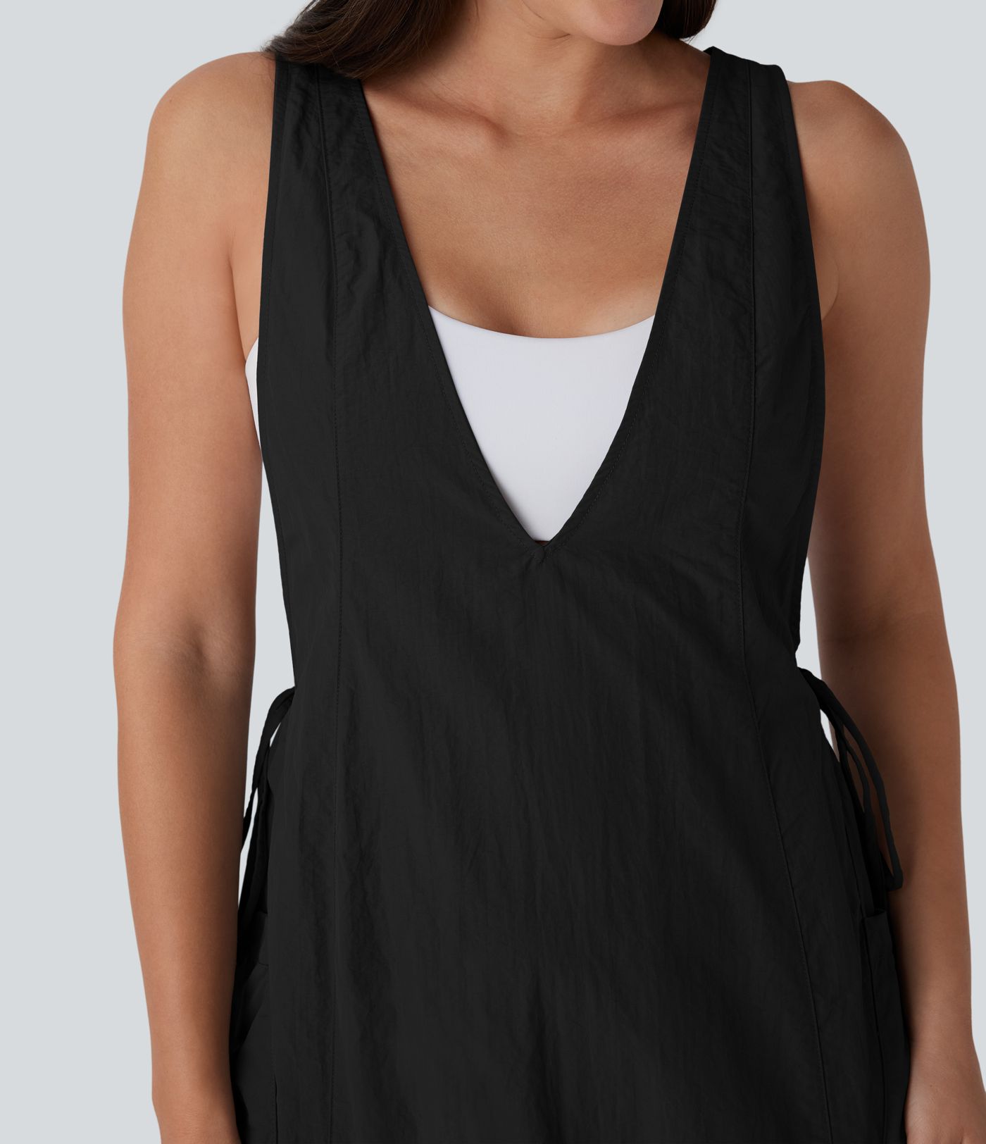 Volný overal s výstřihem do V bez rukávů se stahovací šňůrkou a kapsami