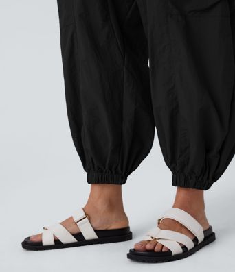 Volný overal s výstřihem do V bez rukávů se stahovací šňůrkou a kapsami