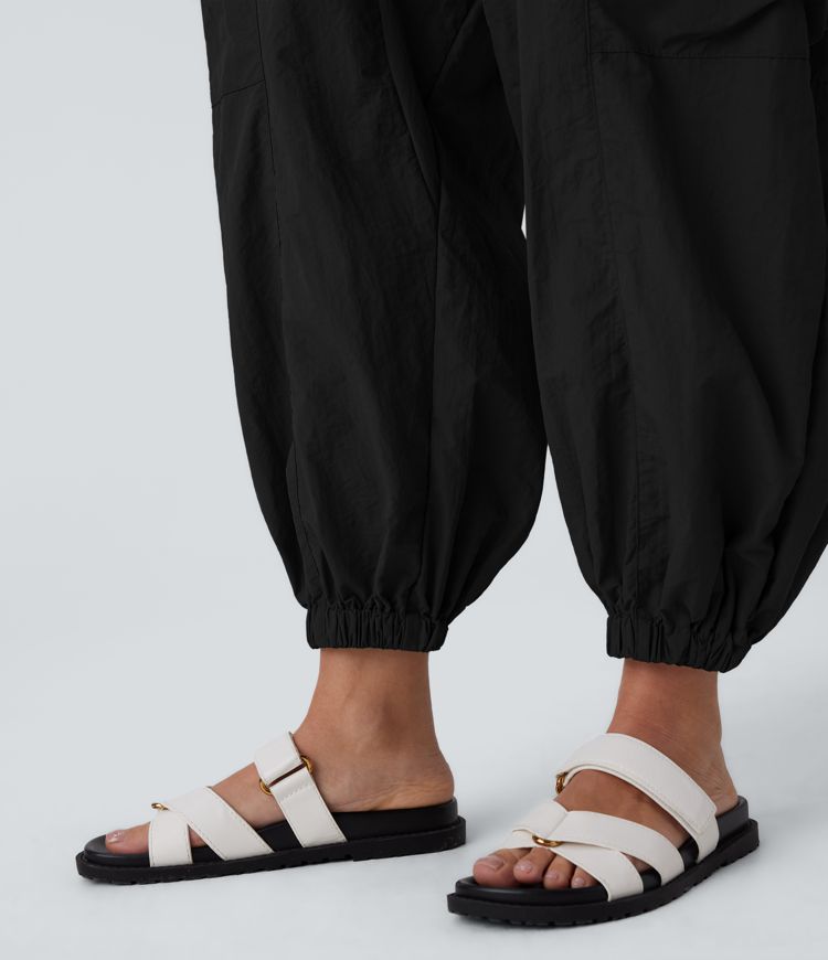 Volný overal s výstřihem do V bez rukávů se stahovací šňůrkou a kapsami