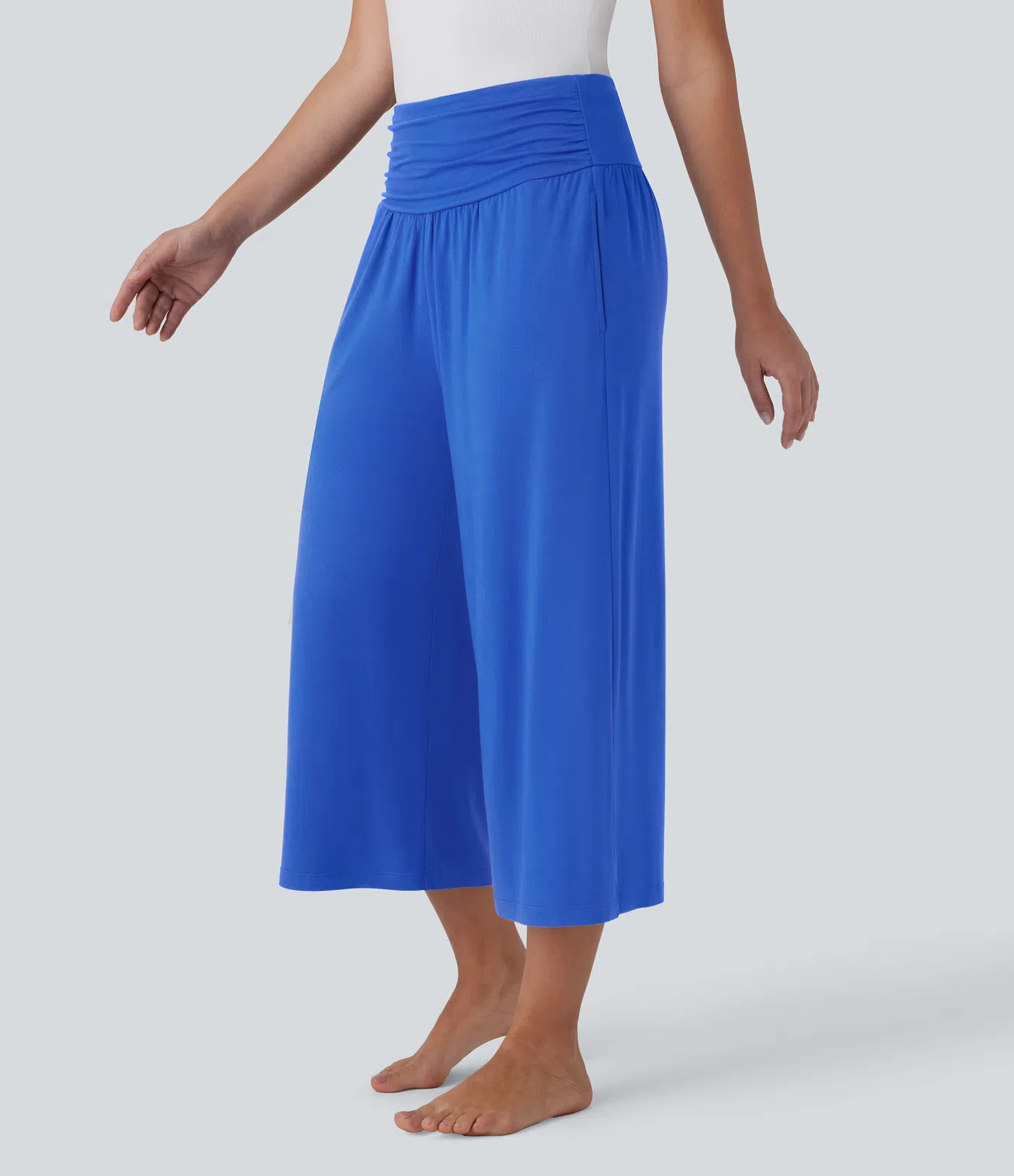 Geraffte Capri-Yogahose mit hohem Bund, Seitentaschen und weitem Bein