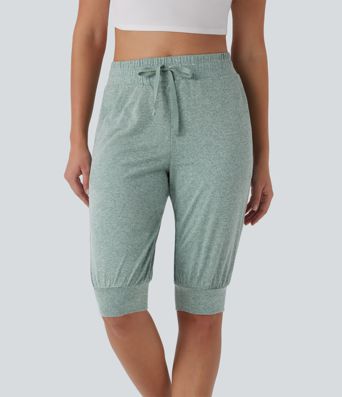 Knielange Yoga-Shorts mit hohem Bund, Seitentaschen und Kordelzug