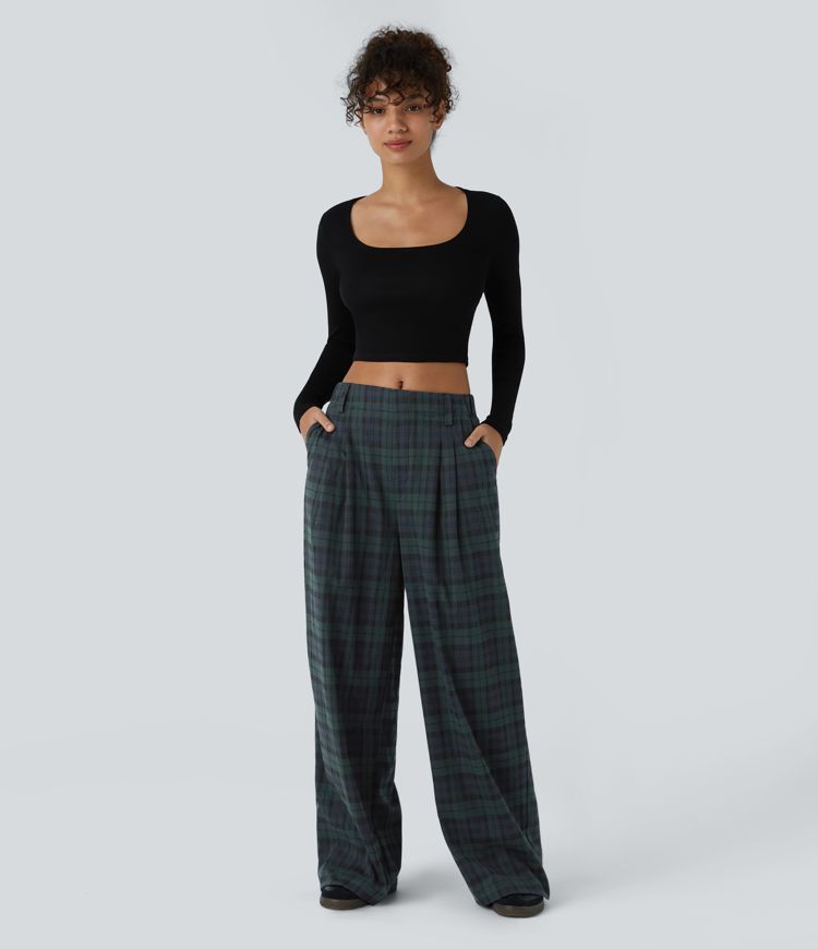 Pantalón ancho a cuadros con plisado y bolsillos