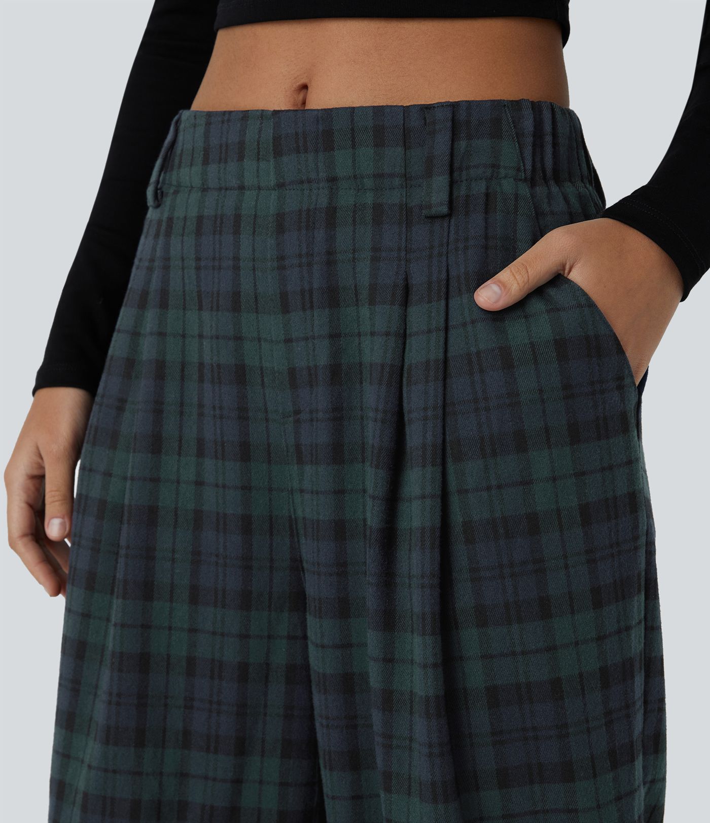 Karierte Hose mit hohem Bund, Seitentaschen und weitem Bein.