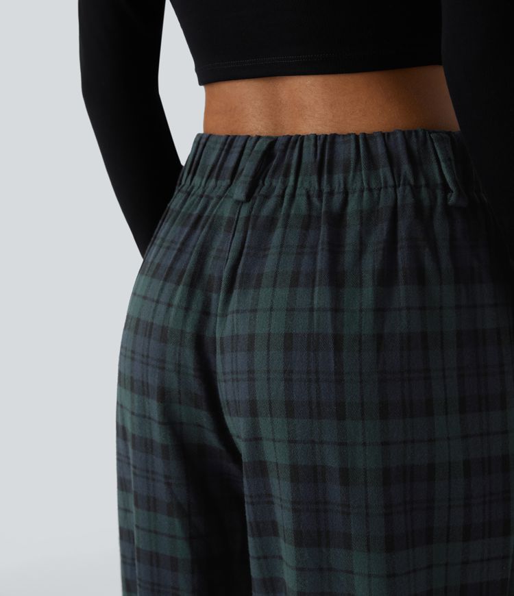 Pantalón ancho a cuadros con plisado y bolsillos