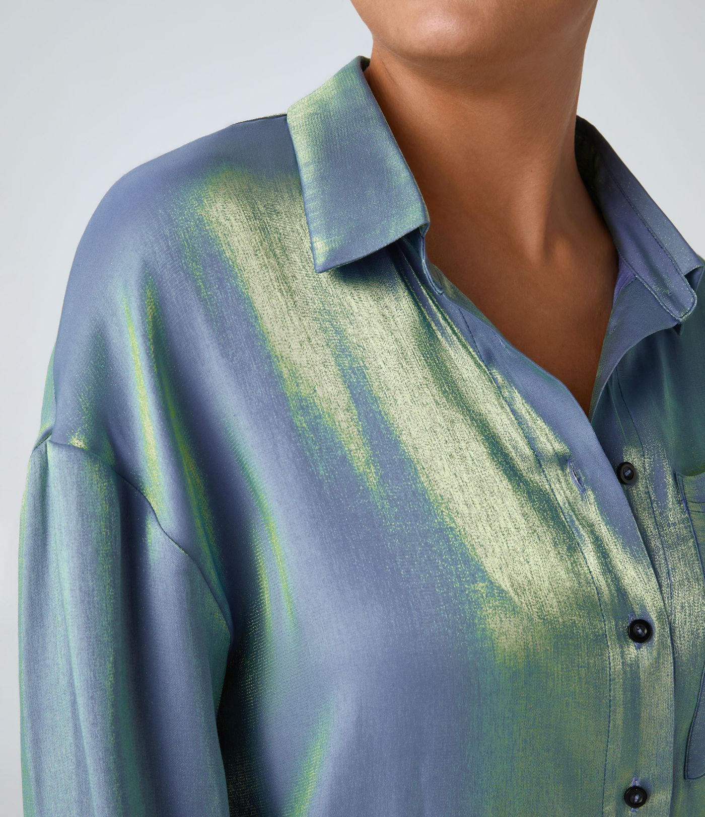 Oversized, glänzendes Arbeitshemd mit Brusttasche, Kragen und hohem, abgerundetem Saum