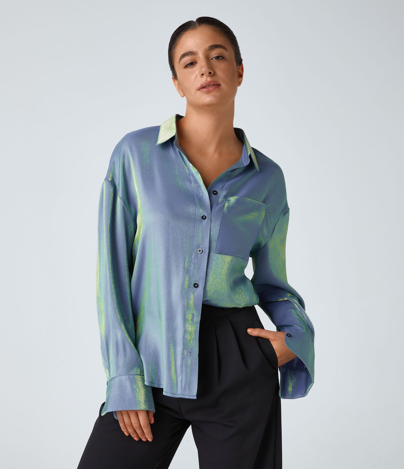 Oversized, glänzendes Arbeitshemd mit Brusttasche, Kragen und hohem, abgerundetem Saum