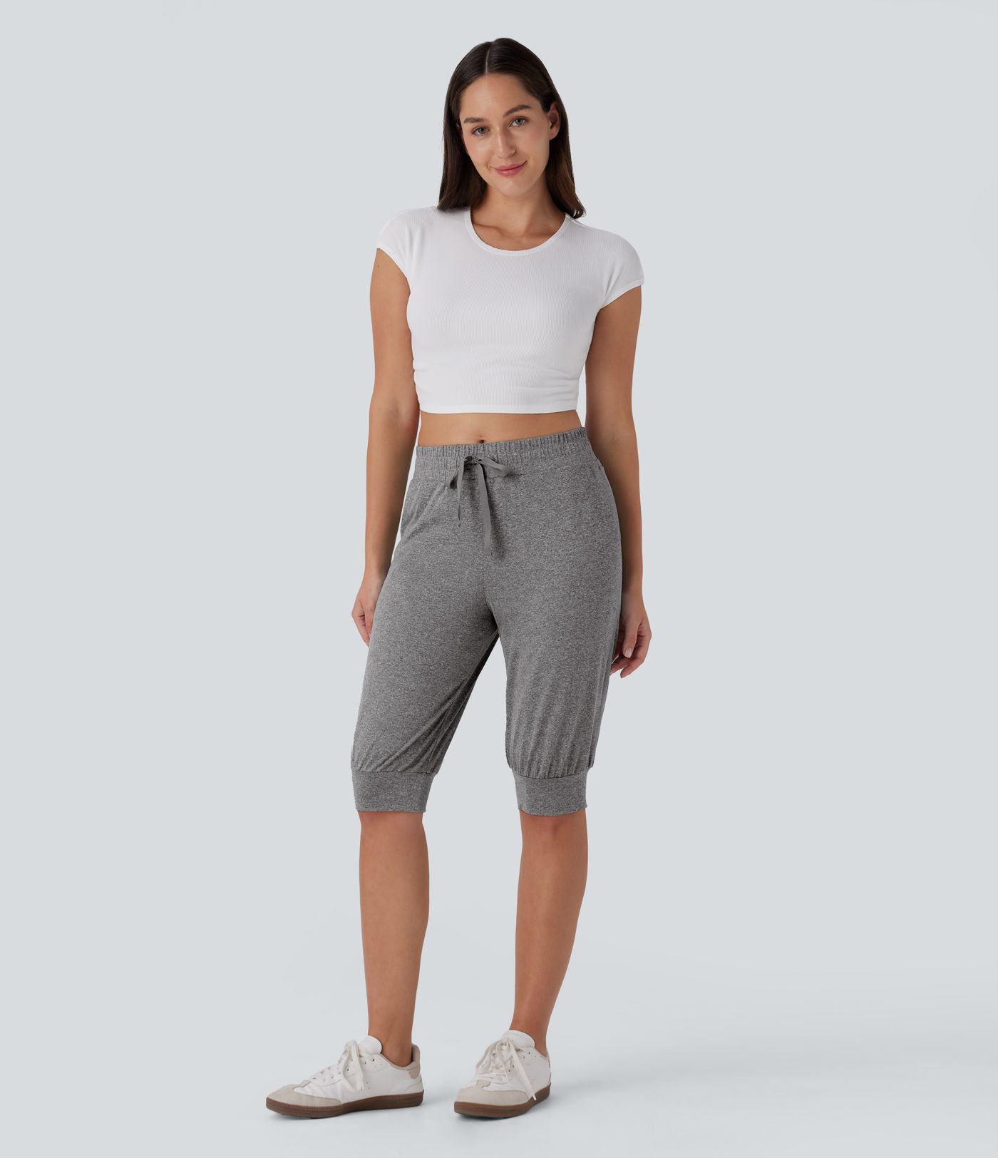 Knielange Yoga-Shorts mit hohem Bund, Seitentaschen und Kordelzug