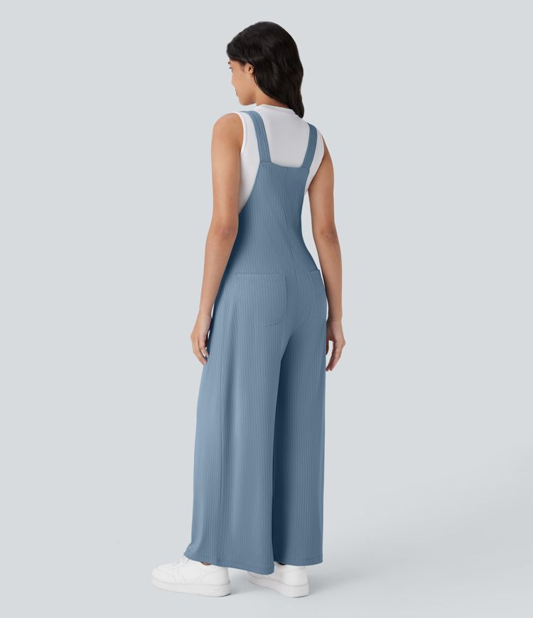 Lässiger Overall aus geripptem Strick mit mehreren Taschen, verstellbaren Trägern, Knöpfen und weitem Bein