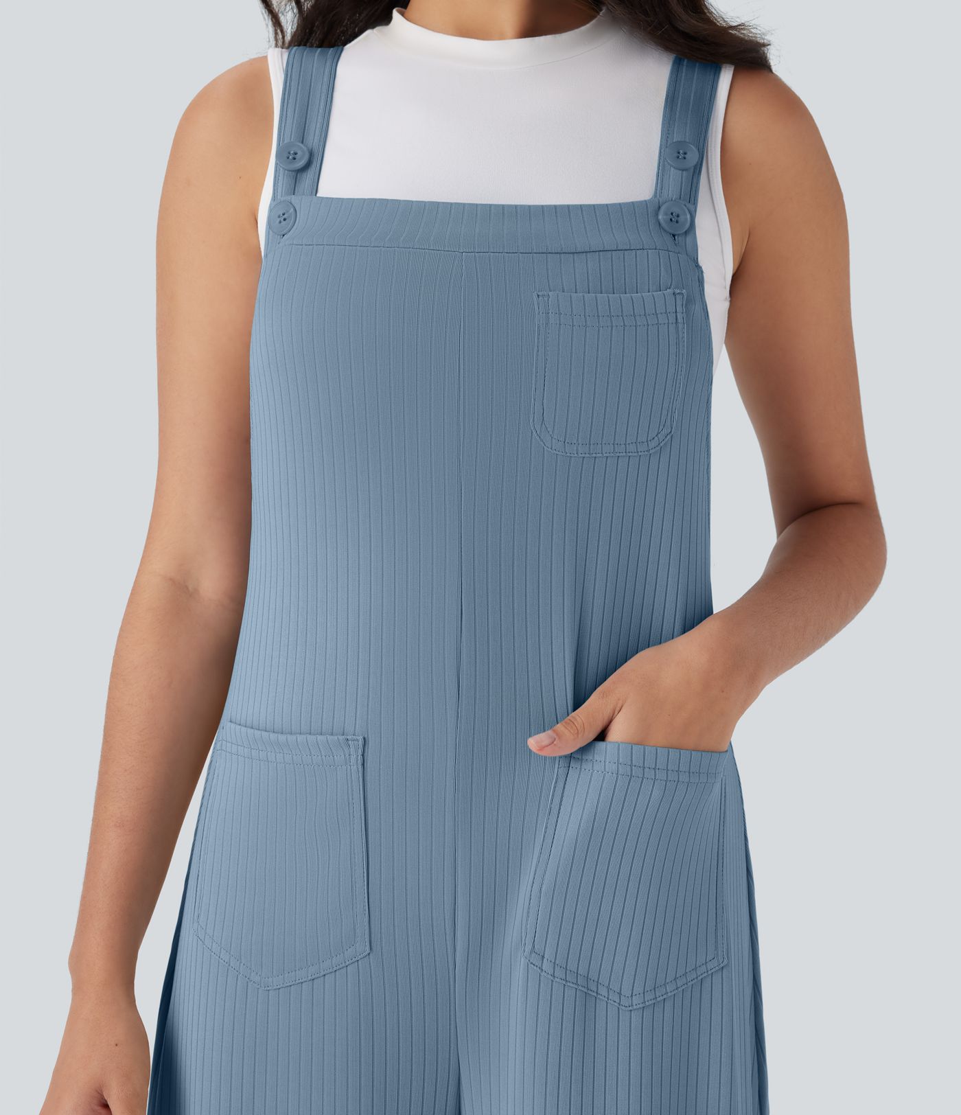 Lässiger Overall aus geripptem Strick mit mehreren Taschen, verstellbaren Trägern, Knöpfen und weitem Bein