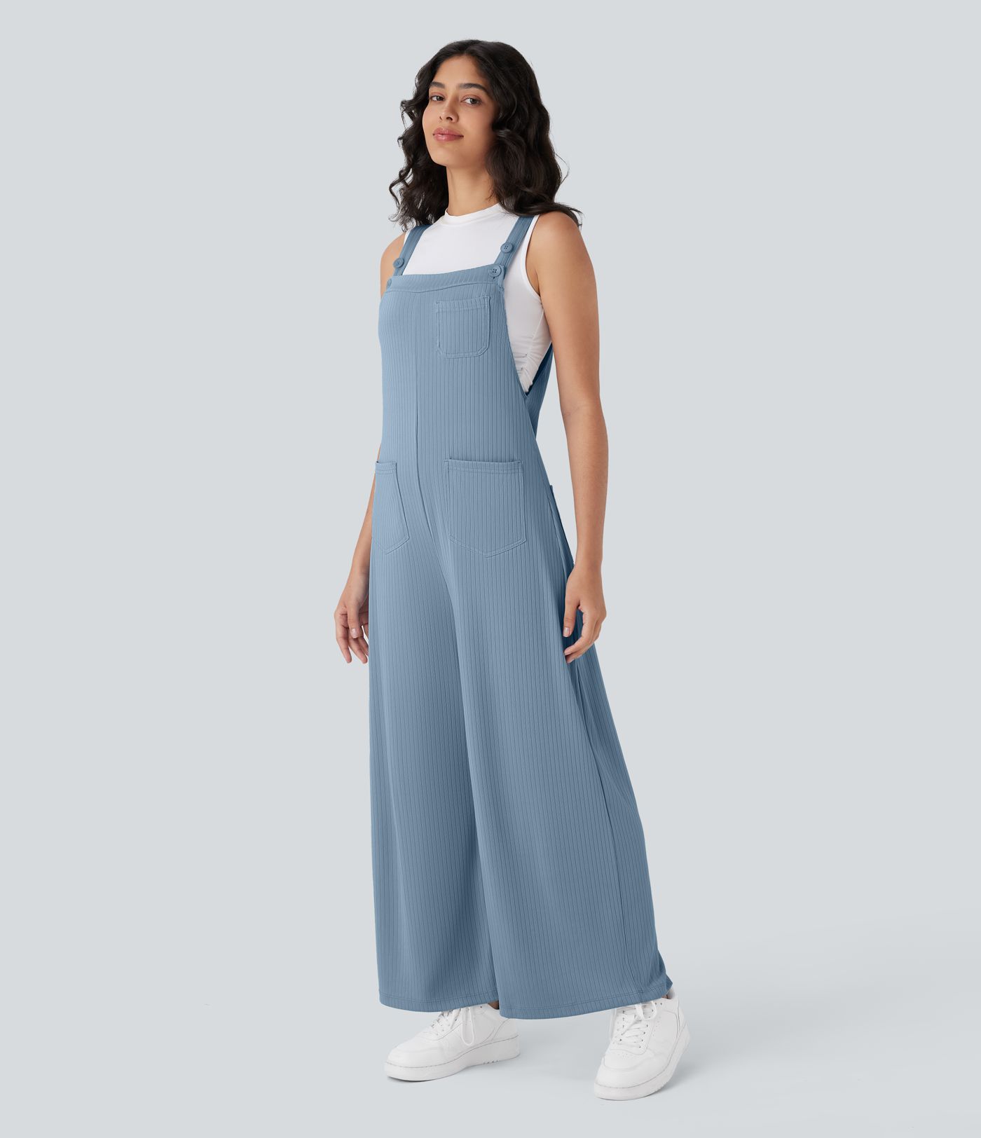 Lässiger Overall aus geripptem Strick mit mehreren Taschen, verstellbaren Trägern, Knöpfen und weitem Bein