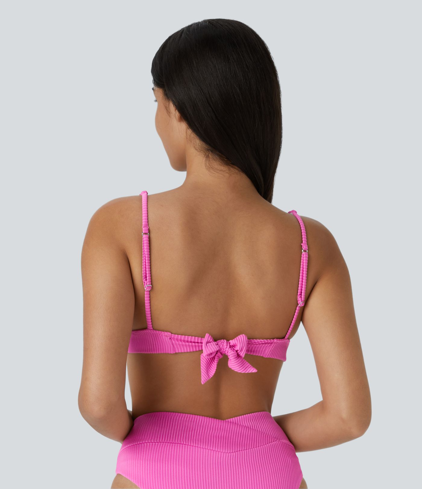 Traje de baño con top de bikini acanalado con cuello en V profundo y correa ajustable con espalda abierta anudada