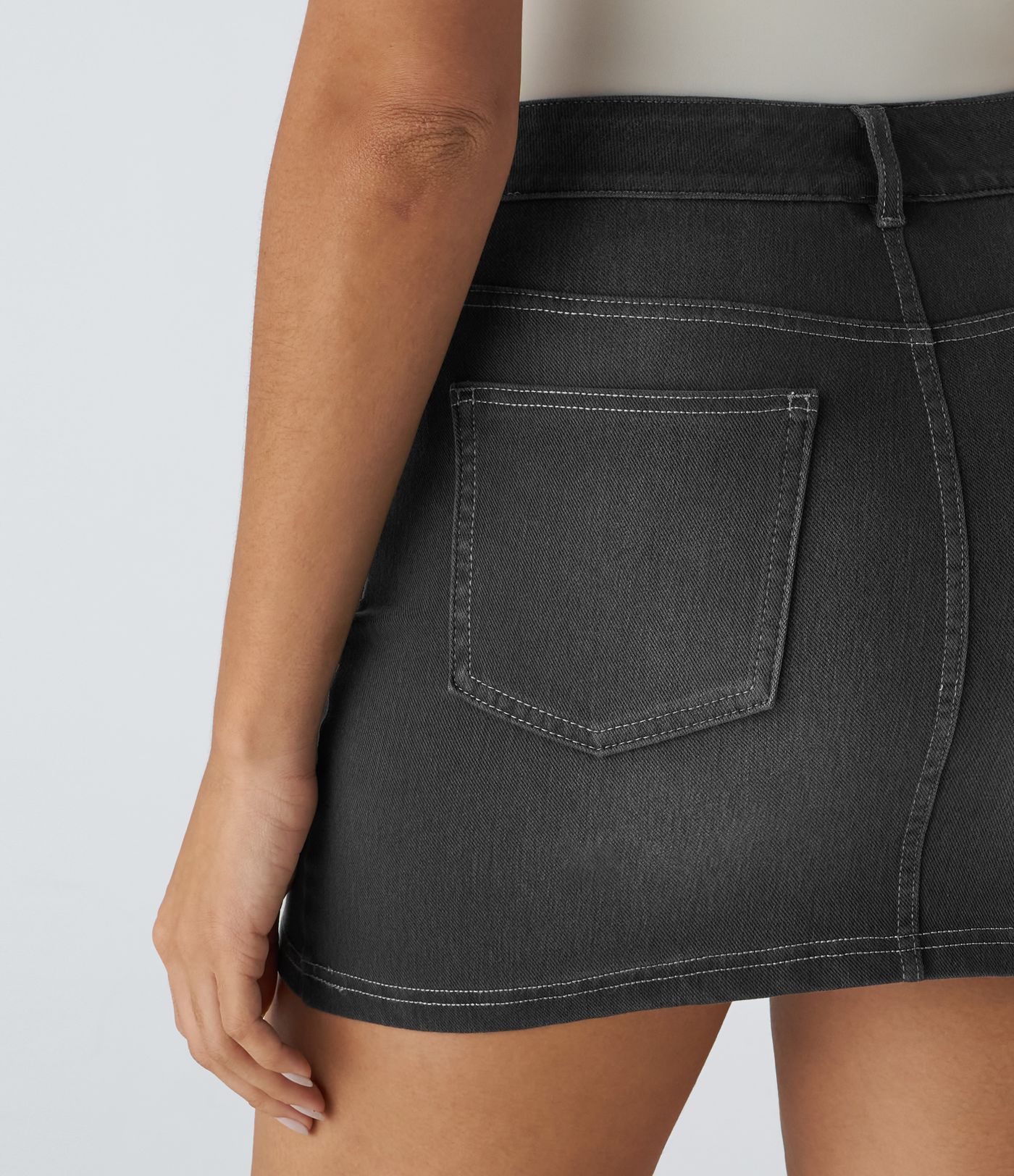 Halara Flex™ Mini Jeansrock aus gewaschenem, elastischem Strick-Denim mit hohem Bund und mehreren Taschen