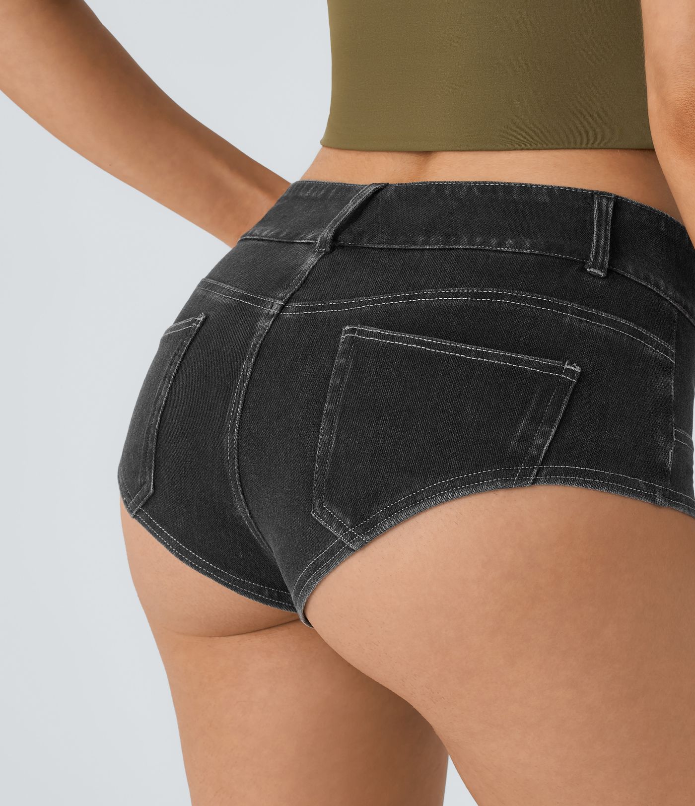 Halara Flex™ Lässige, eng anliegende Hot-Shorts aus elastischem Strick Denim mit mittelhohem Bund und mehreren Taschen - 2,6 cm