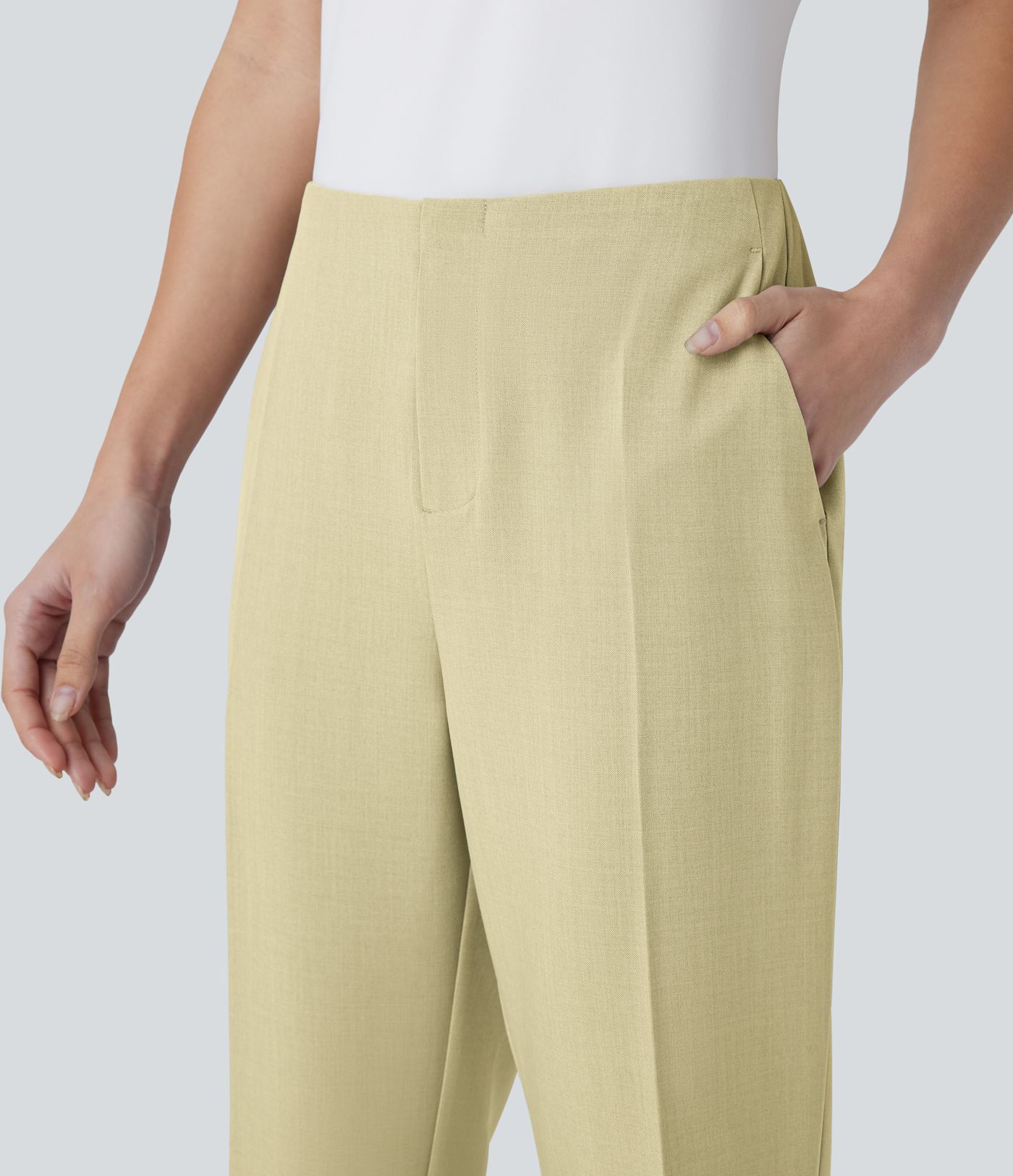 Mittelhoch geschnittene, lässig zulaufende Hose mit Taschen