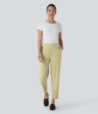 Mittelhoch geschnittene, lässig zulaufende Hose mit Taschen