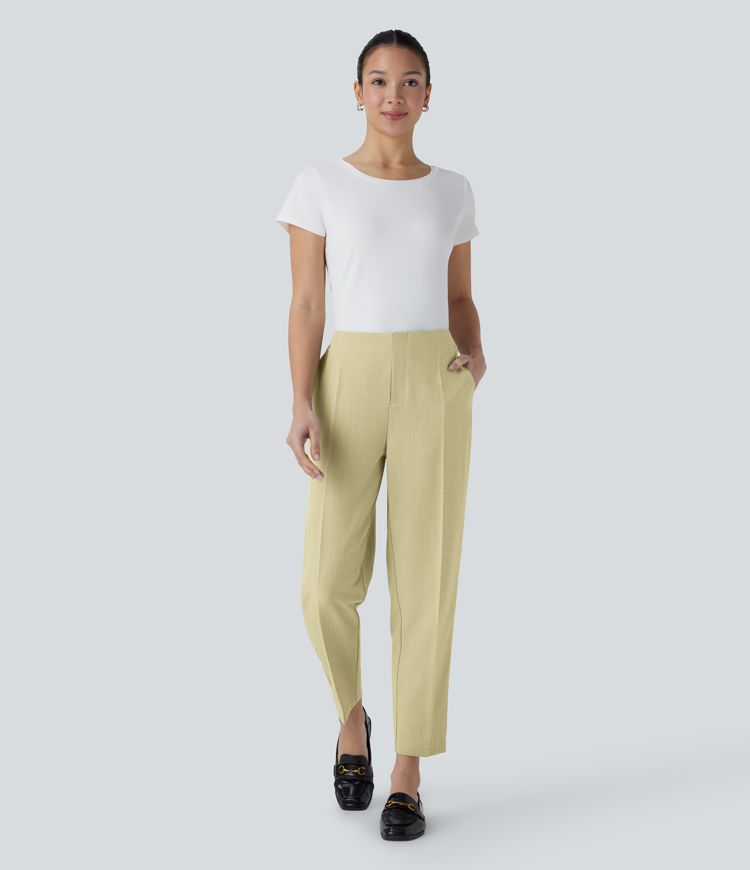 Mittelhoch geschnittene, lässig zulaufende Hose mit Taschen