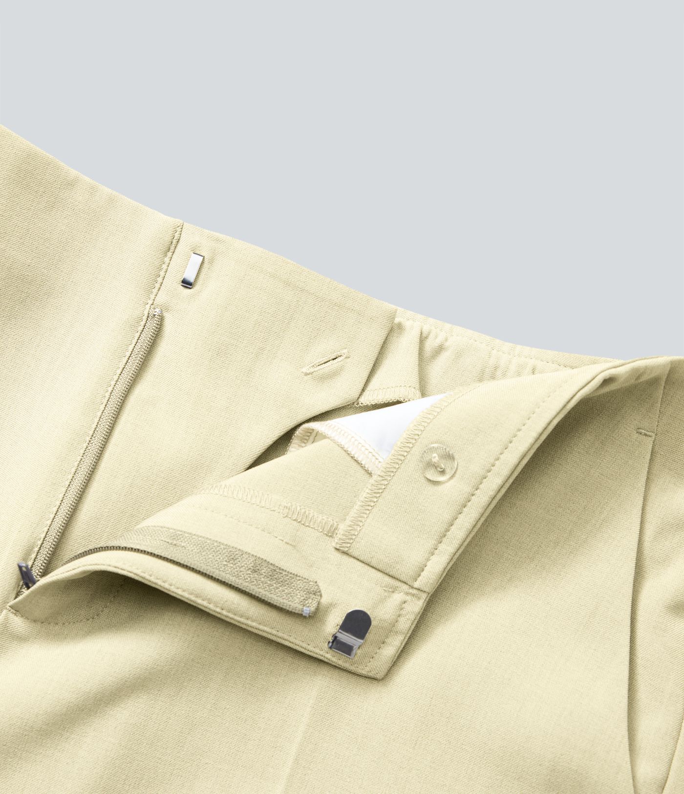 Mittelhoch geschnittene, lässig zulaufende Hose mit Taschen