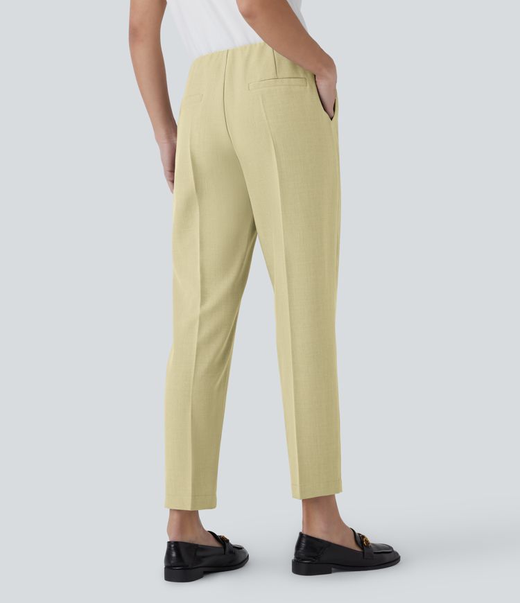 Mittelhoch geschnittene, lässig zulaufende Hose mit Taschen