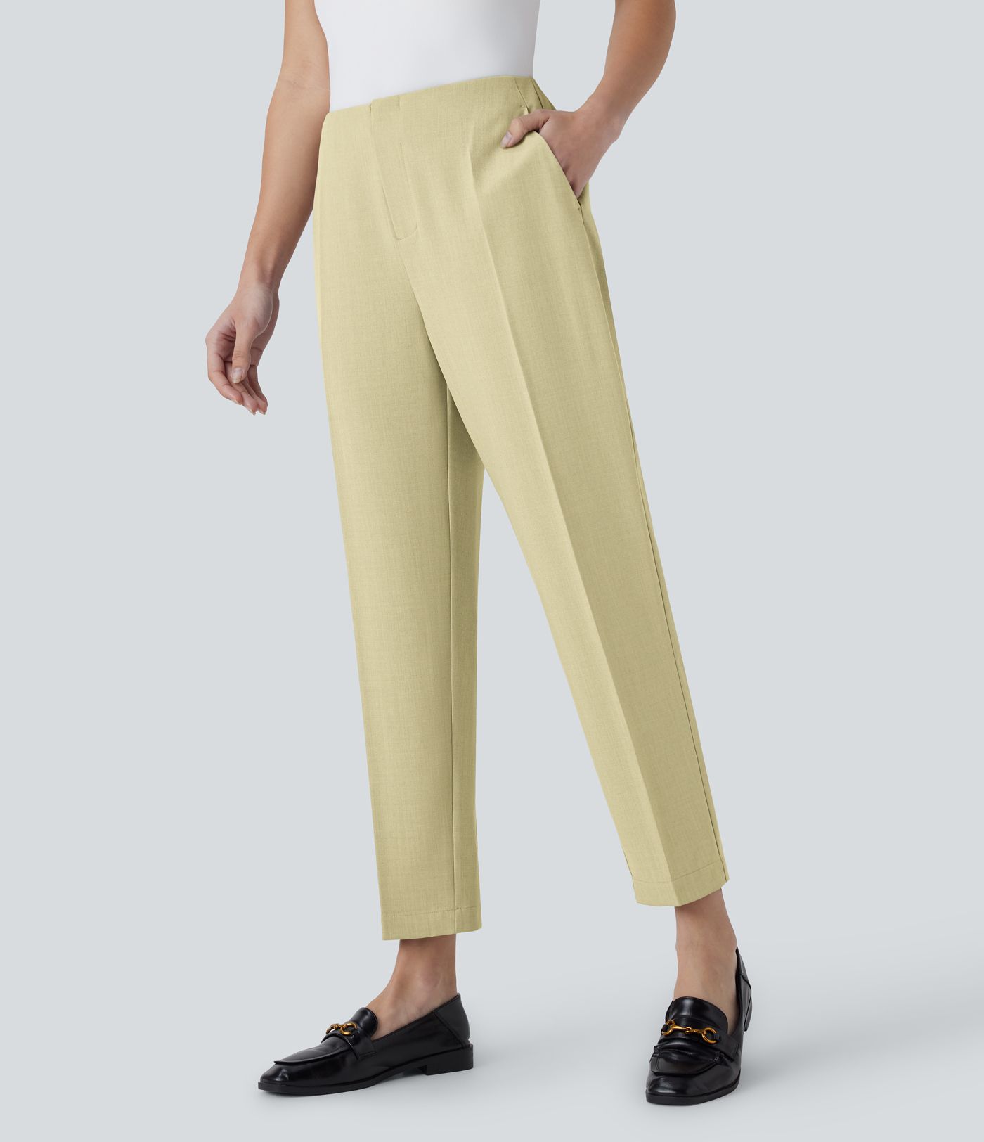 Mittelhoch geschnittene, lässig zulaufende Hose mit Taschen