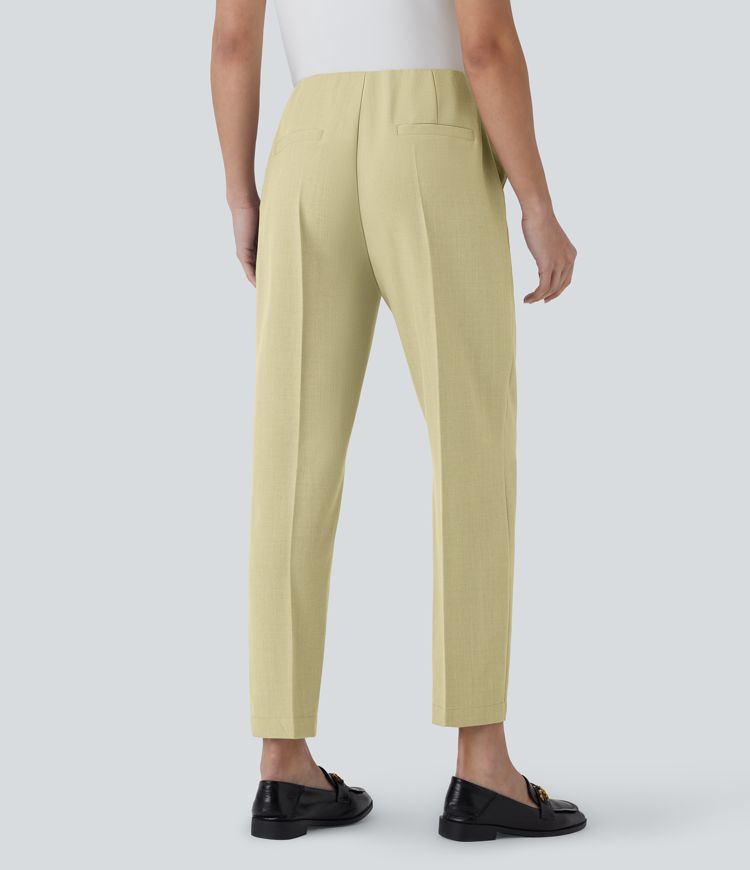 Mittelhoch geschnittene, lässig zulaufende Hose mit Taschen