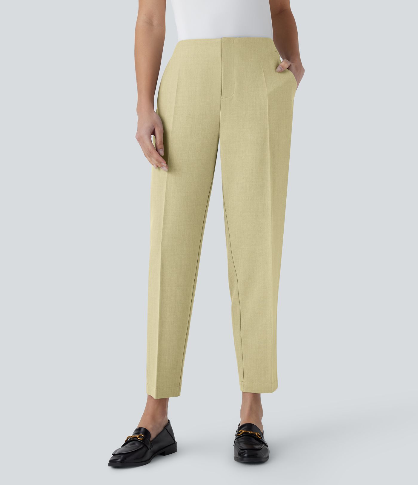 Mittelhoch geschnittene, lässig zulaufende Hose mit Taschen