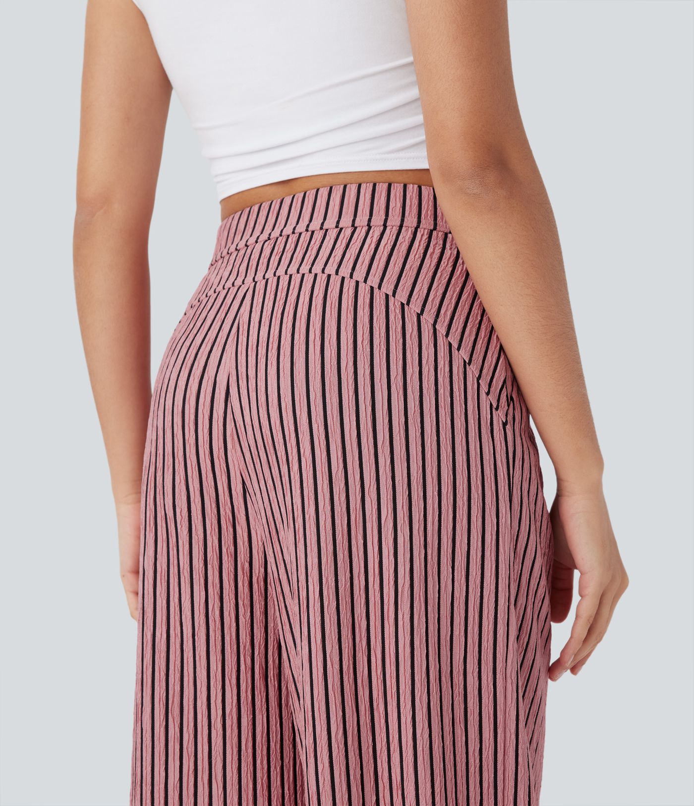 Lässige, gestreifte Hose mit hohem Bund, Seitentaschen und weitem Bein