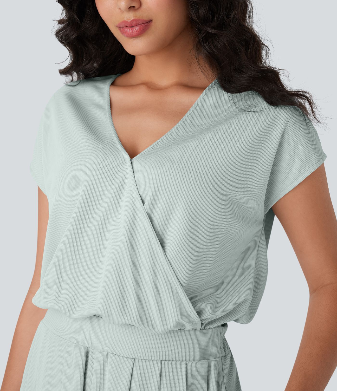 Lässiger Body mit V-Ausschnitt, Seitentaschen, kurzen Ärmeln und Waffelmuster - Easy Peezy Edition