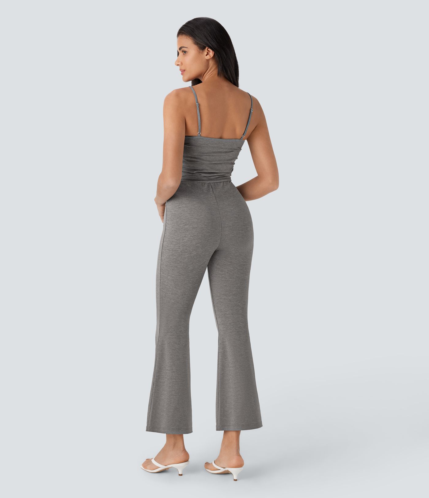 Mono casual acampanado con fruncido y abertura en la espalda