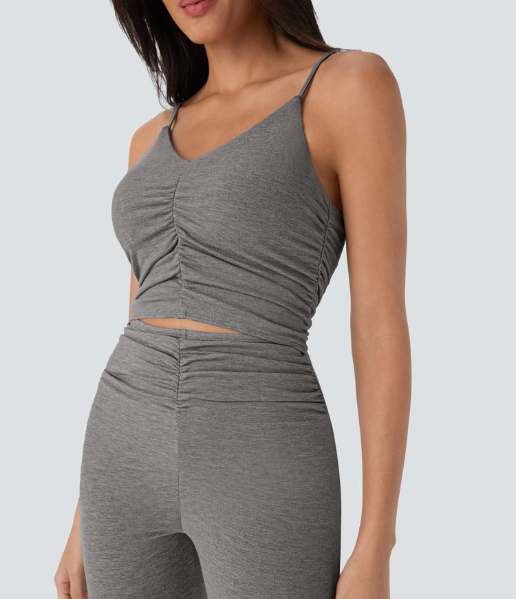 Mono casual acampanado con fruncido y abertura en la espalda