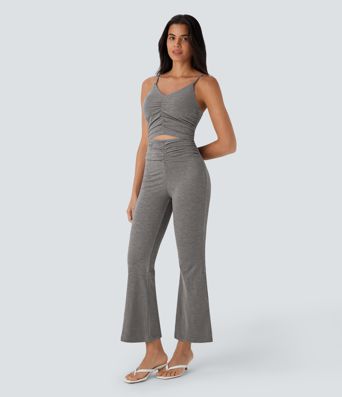 Mono casual acampanado con fruncido y abertura en la espalda