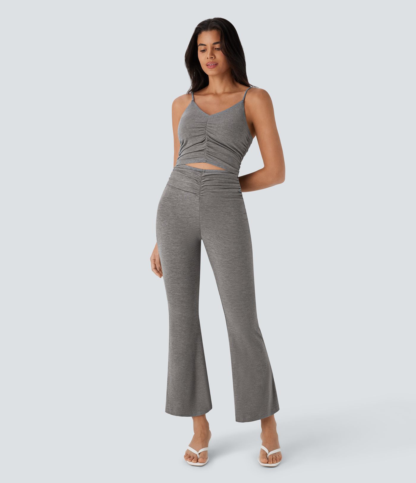 Mono casual acampanado con fruncido y abertura en la espalda