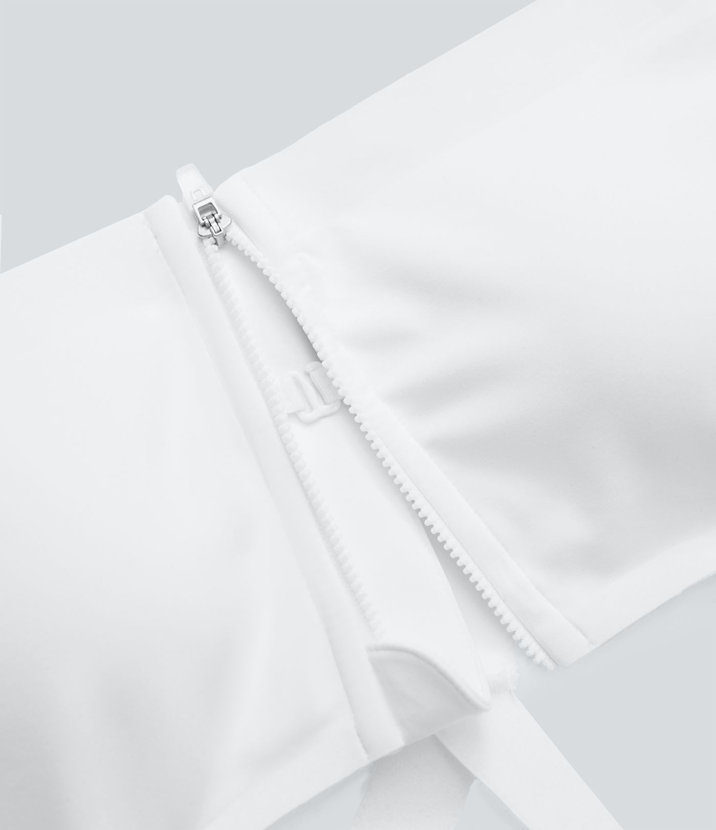 Brassière de sport running SpeedWave™ à maintien moyen, bonnets moulés, bretelles réglables, fermeture éclair et tissu perforé à séchage rapide