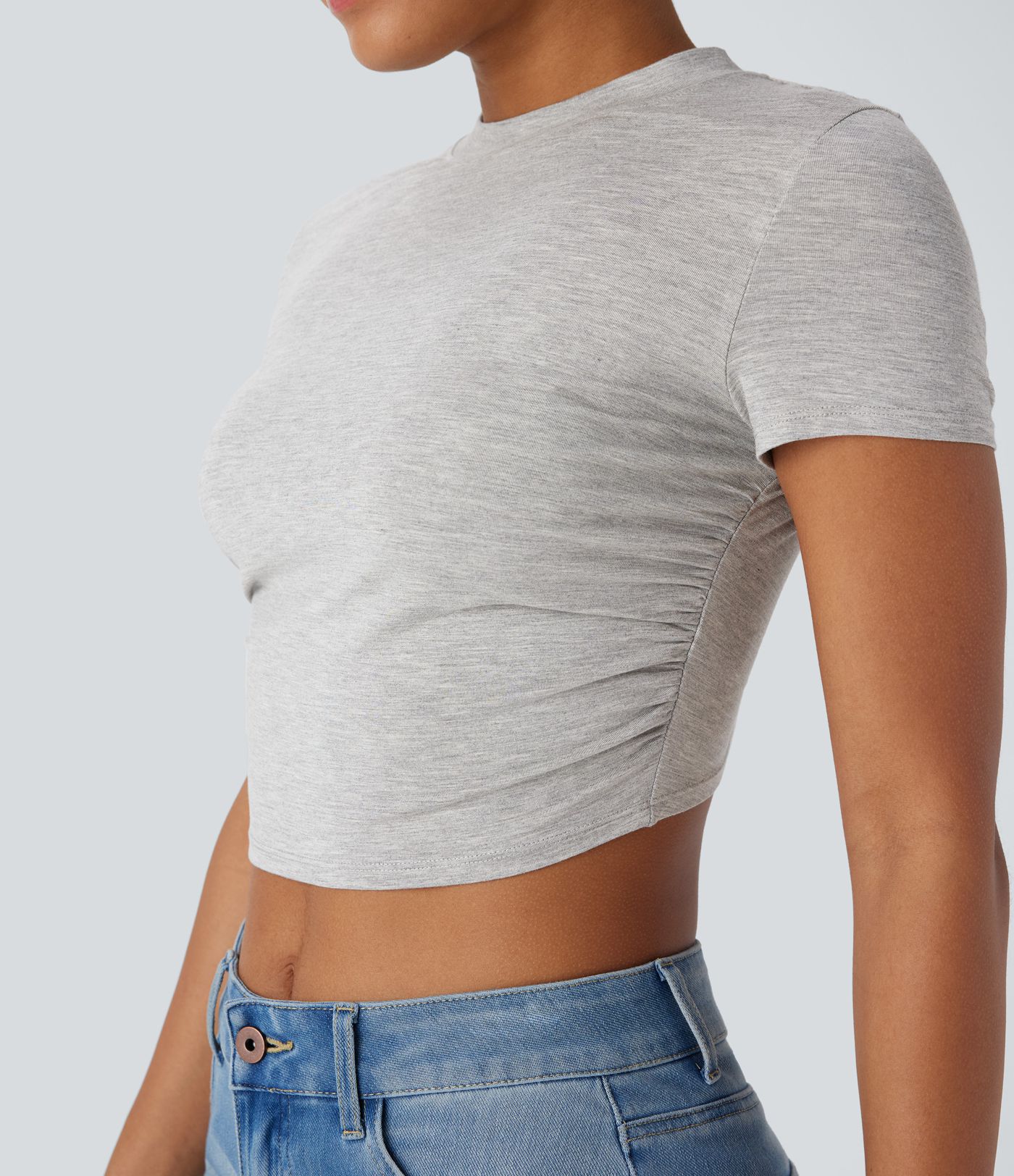 Top corto casual de manga corta con escote redondo, dobladillo cruzado y fruncido