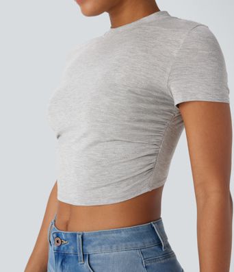 Top corto casual de manga corta con escote redondo, dobladillo cruzado y fruncido