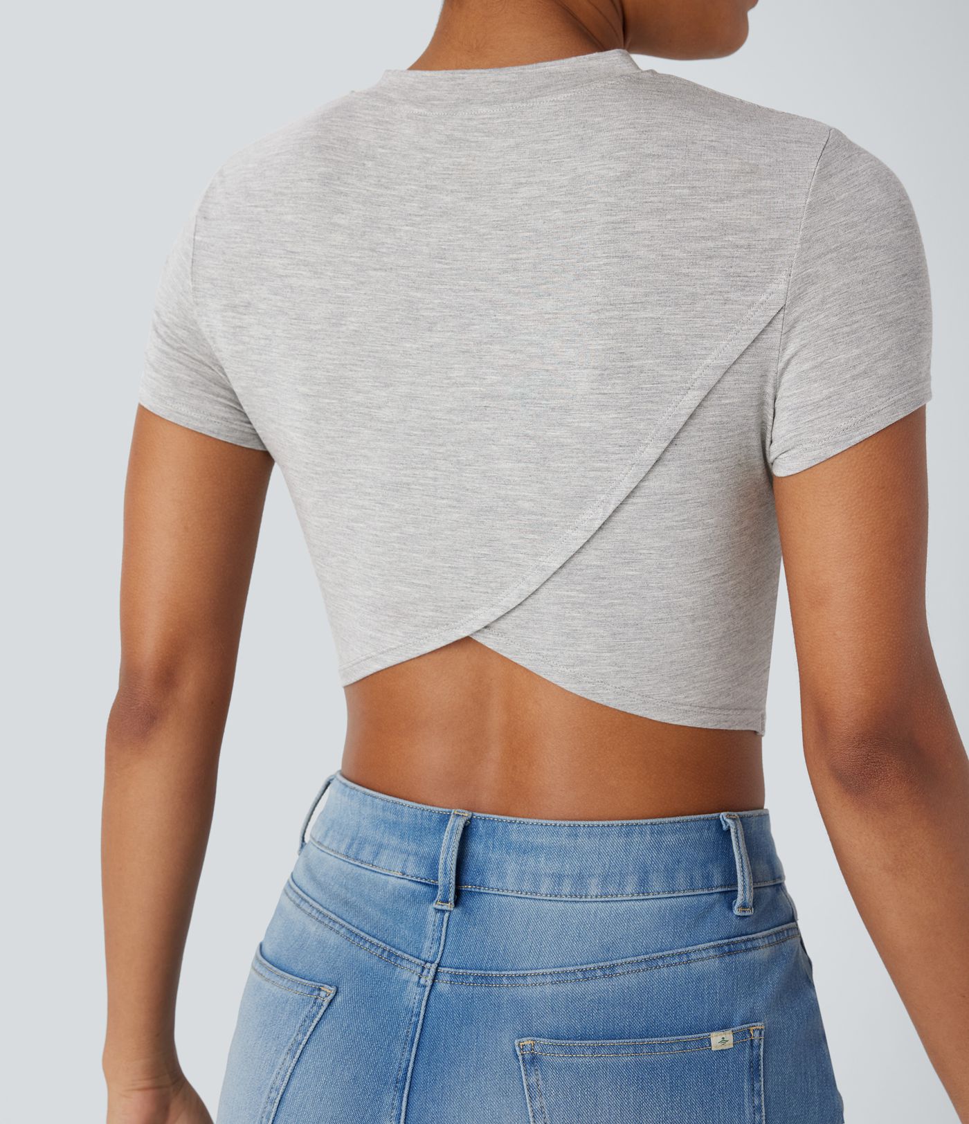 Top corto casual de manga corta con escote redondo, dobladillo cruzado y fruncido