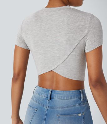 Top corto casual de manga corta con escote redondo, dobladillo cruzado y fruncido