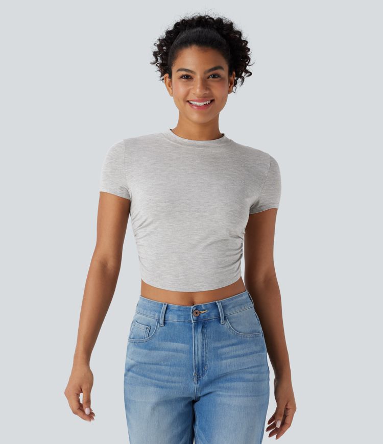 Top corto casual de manga corta con escote redondo, dobladillo cruzado y fruncido