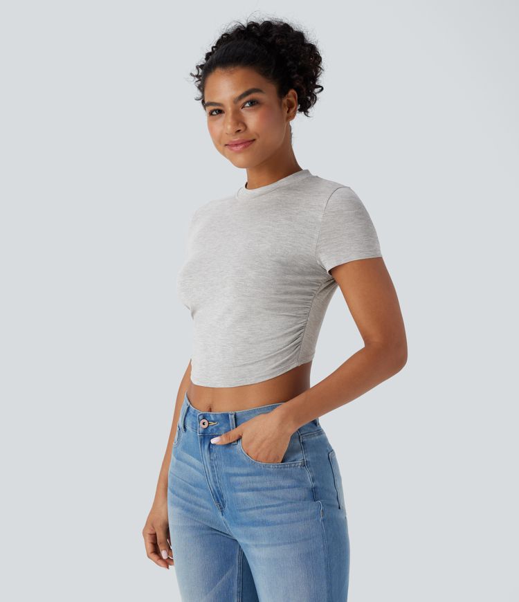 Top corto casual de manga corta con escote redondo, dobladillo cruzado y fruncido