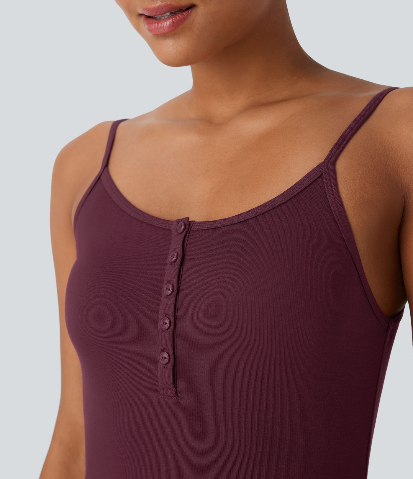 Geripptes, enges, lässiges Cami-Top mit Knöpfen