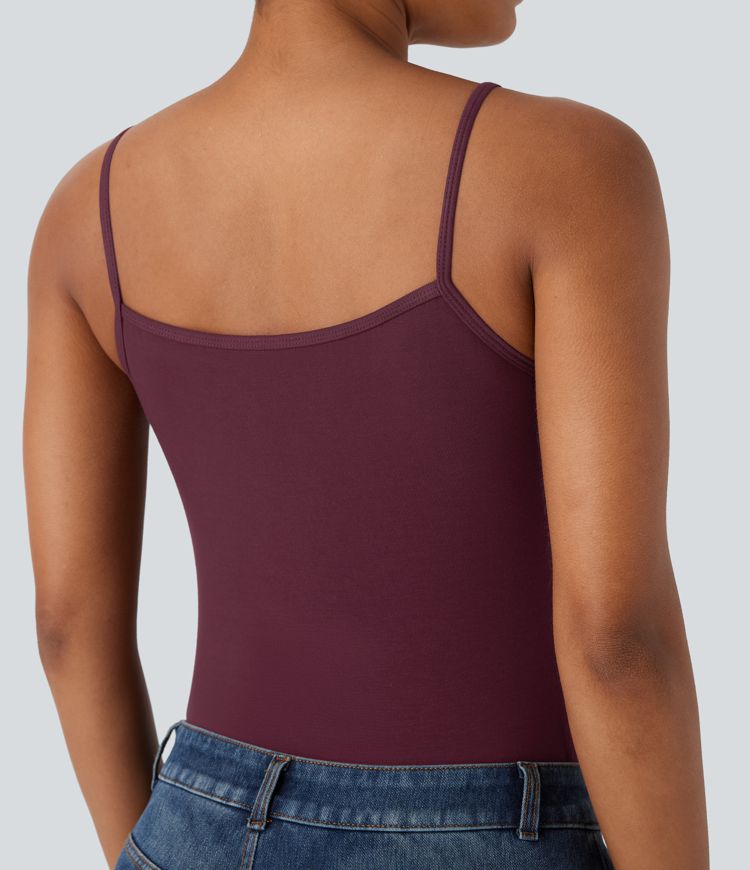 Geripptes, enges, lässiges Cami-Top mit Knöpfen