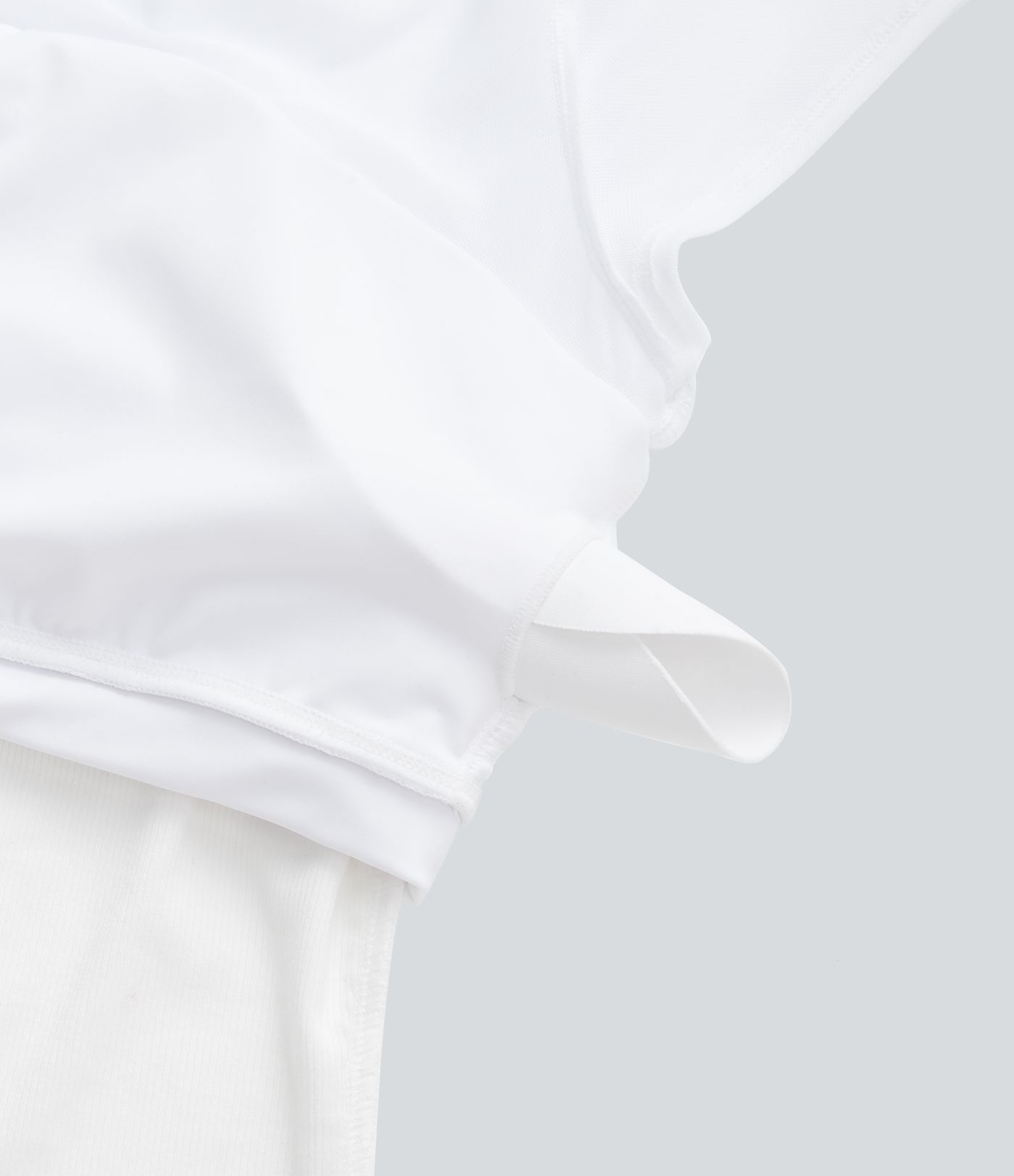 Top casual de un hombro con transparencias en contraste y textura acanalada 