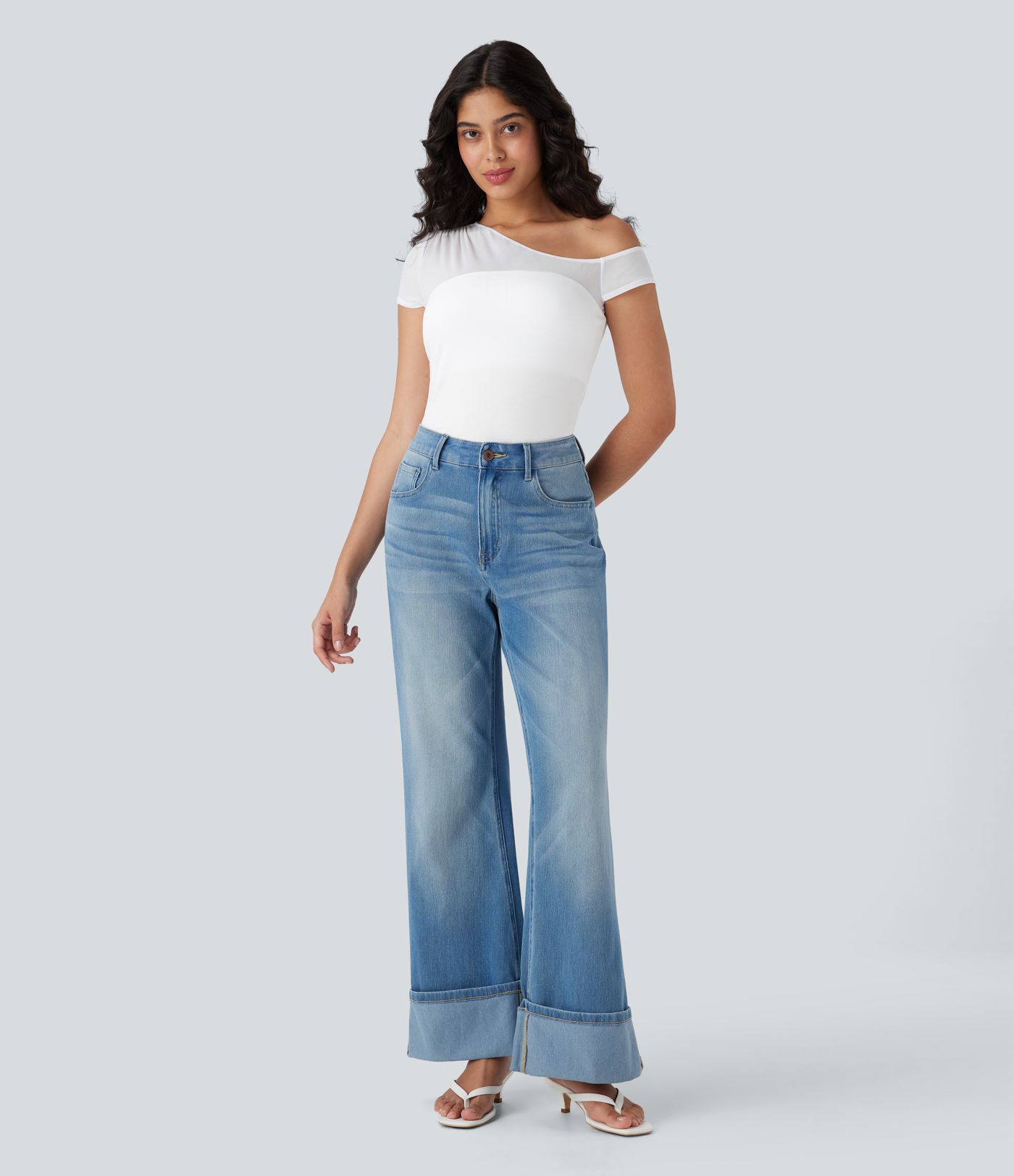 Top casual de un hombro con transparencias en contraste y textura acanalada 