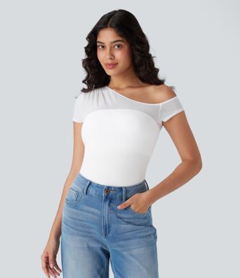 Top casual de un hombro con transparencias en contraste y textura acanalada 