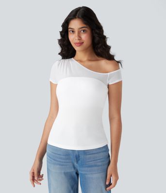 Top casual de un hombro con transparencias en contraste y textura acanalada 