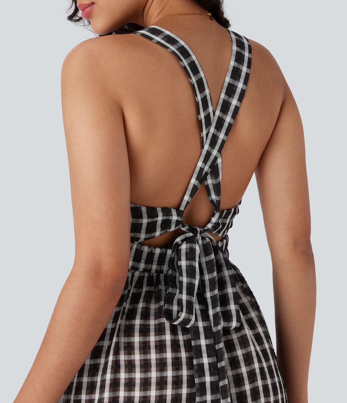 Fließendes, rückenfreies Freizeit-Maxikleid mit überkreuzten Trägern, unsichtbarem Reißverschluss, Karomuster und Rüsschensaum