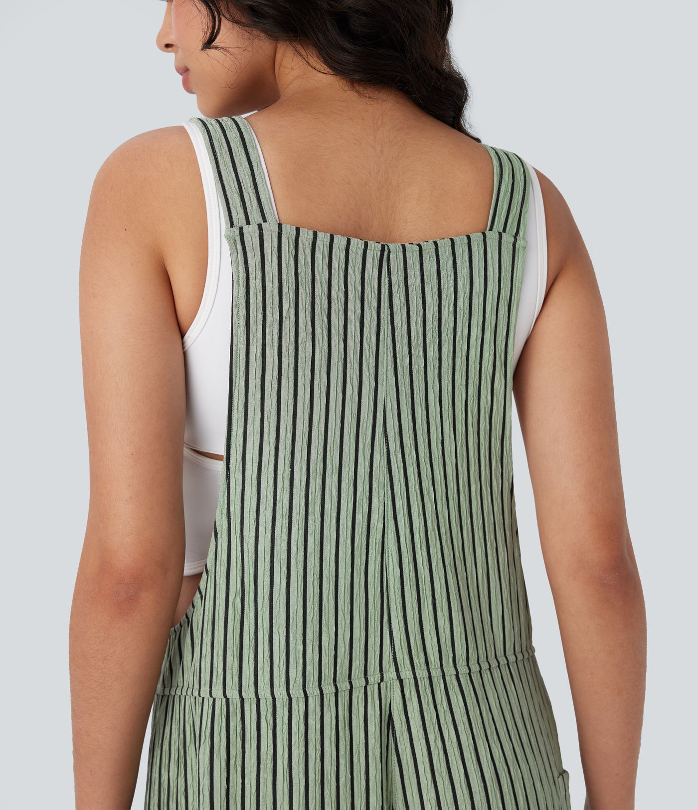 Lässige, gestreifte Latzhose mit V-Ausschnitt und mehreren Taschen