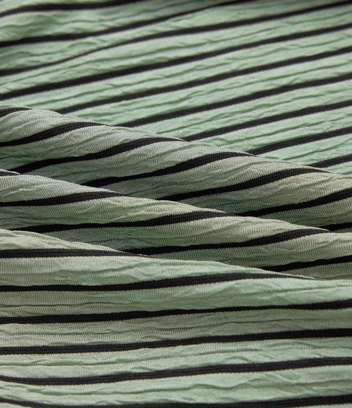 Lässige, gestreifte Latzhose mit V-Ausschnitt und mehreren Taschen