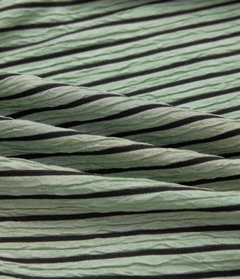 Lässige, gestreifte Latzhose mit V-Ausschnitt und mehreren Taschen